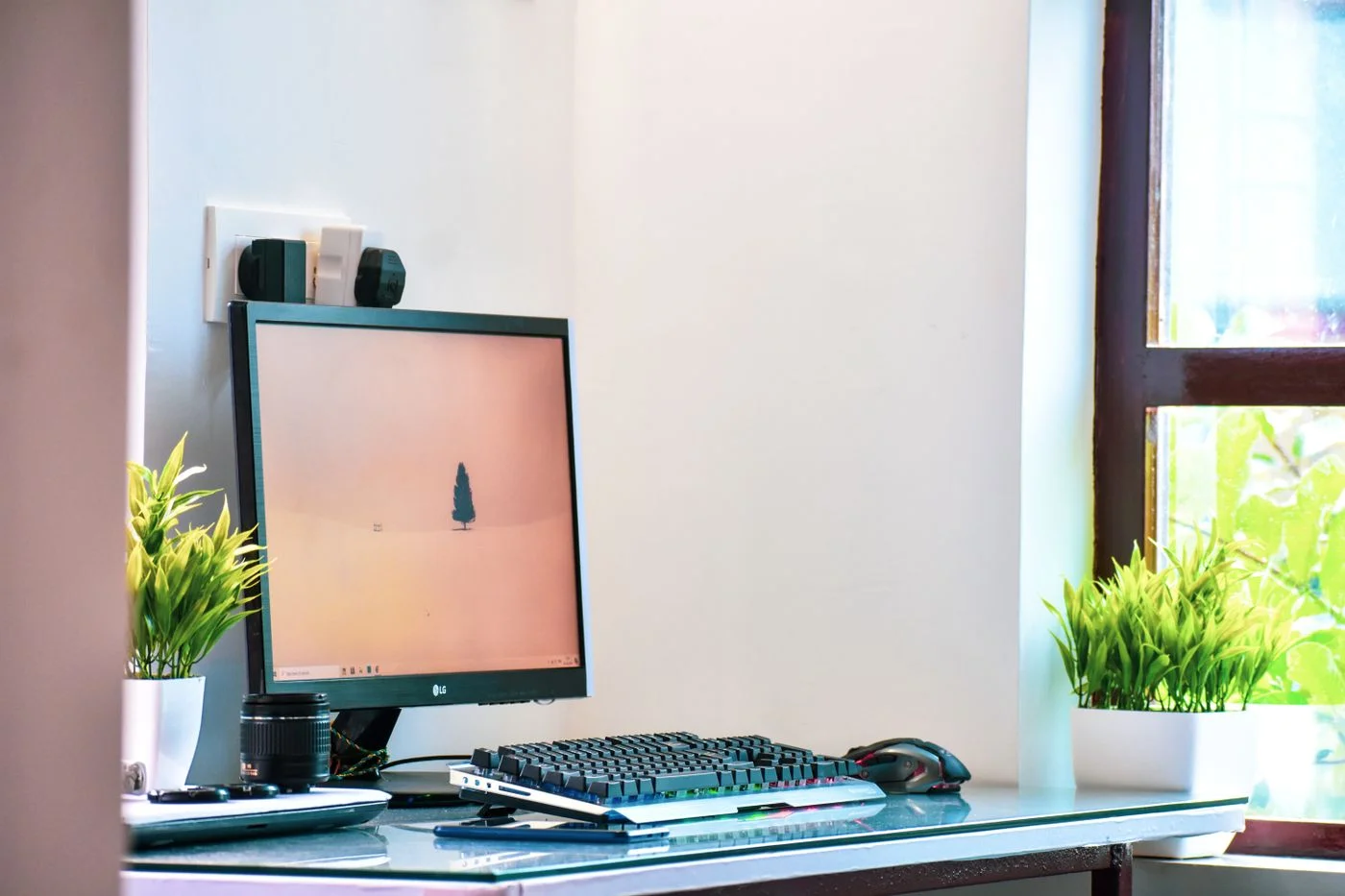 Kleiner Computerarbeitsplatz am Fenster