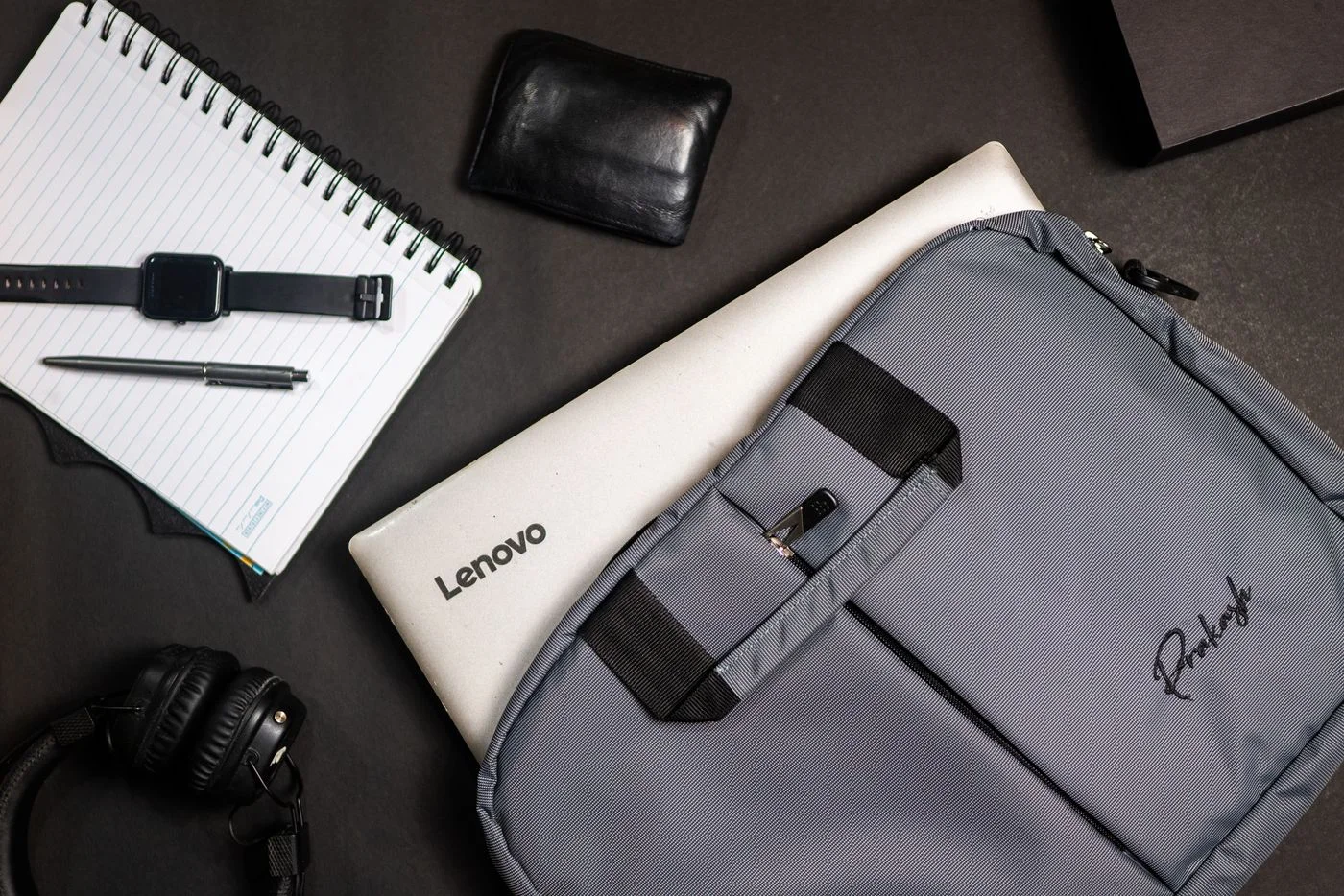 Laptoptasche und geordnetes Zubehör