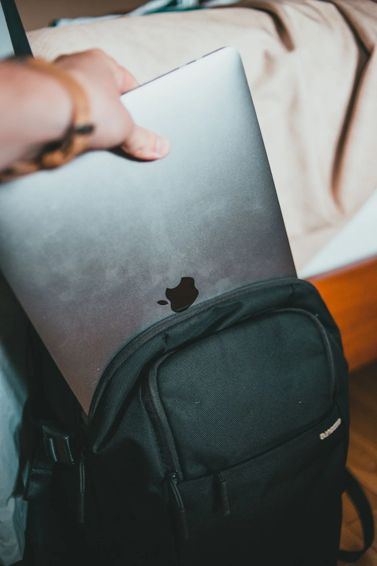 Laptop wird in einen Rucksack gesteckt
