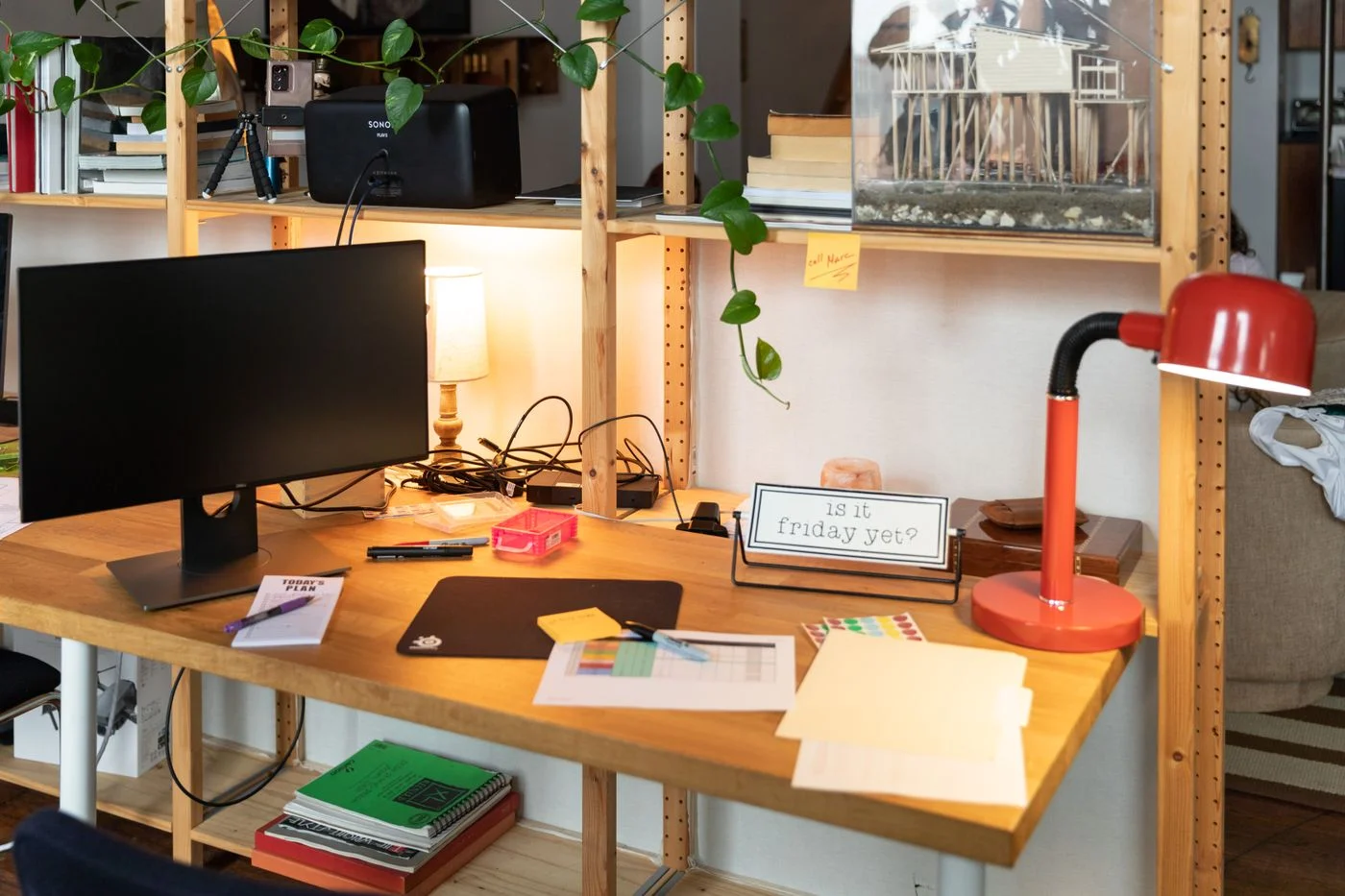 Schreibtisch mit Monitor und roter Arbeitsleuchte