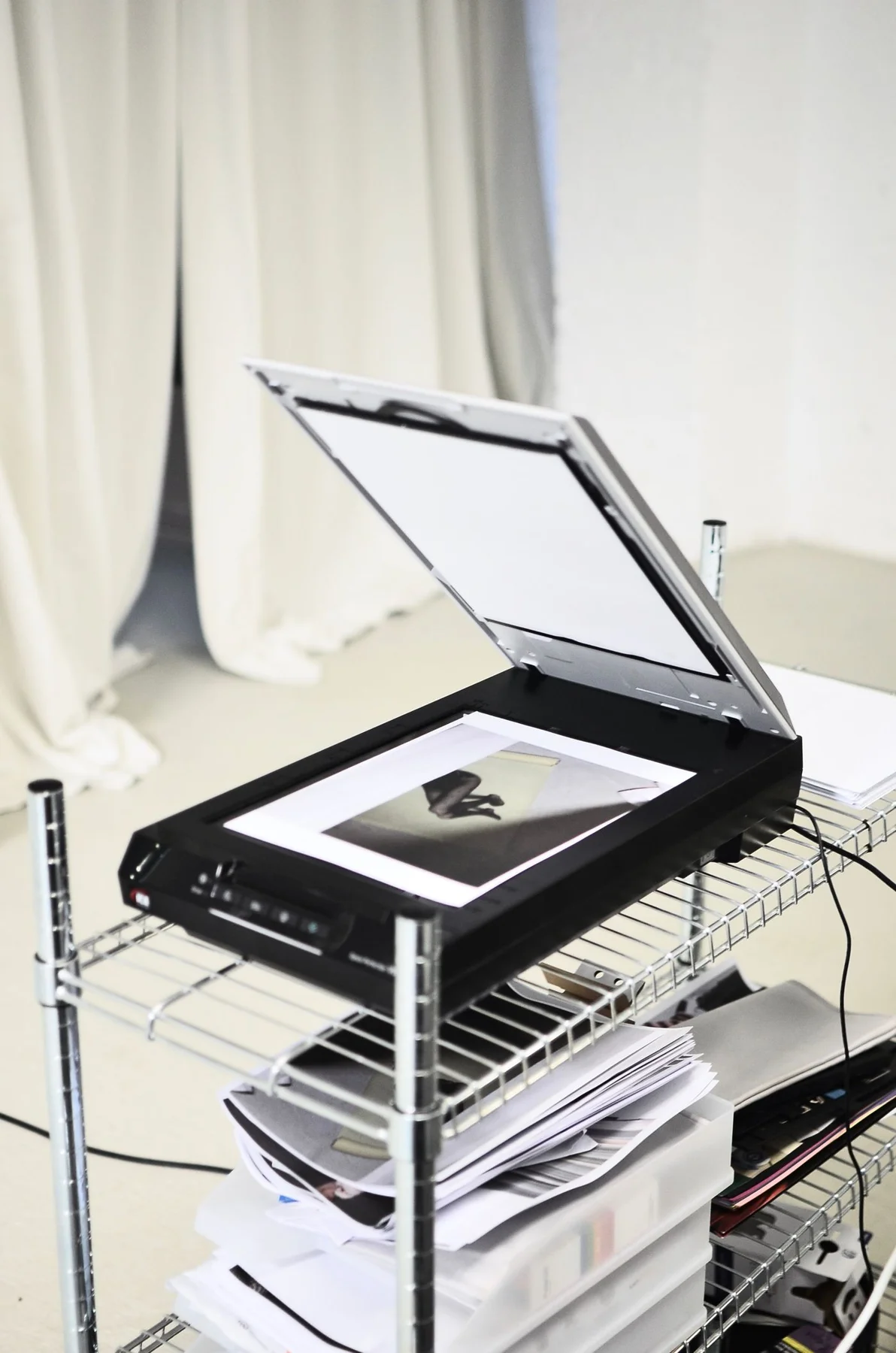 Geöffneter Flachbettscanner mit Dokument