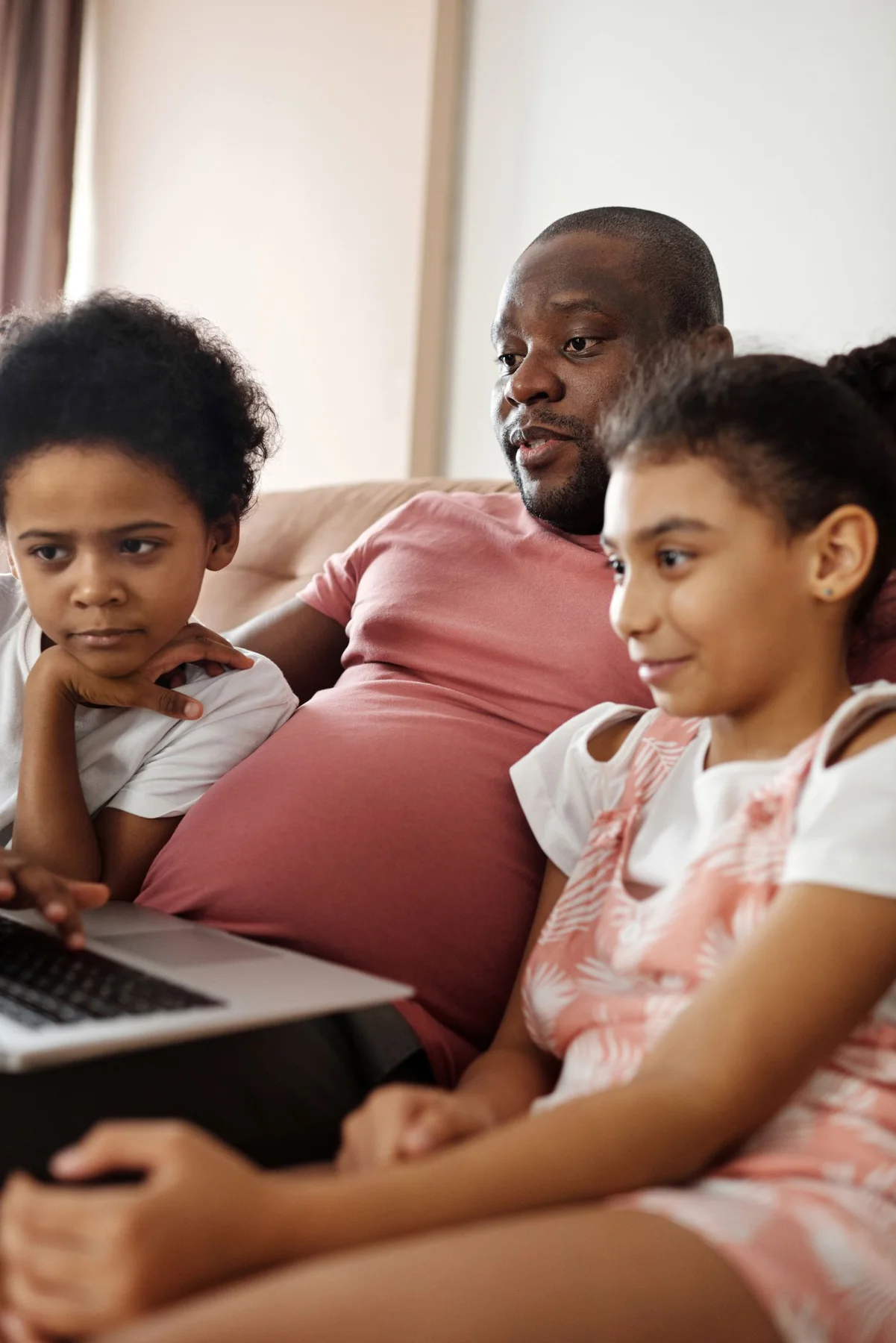Familie schaut gemeinsam auf einen Laptop