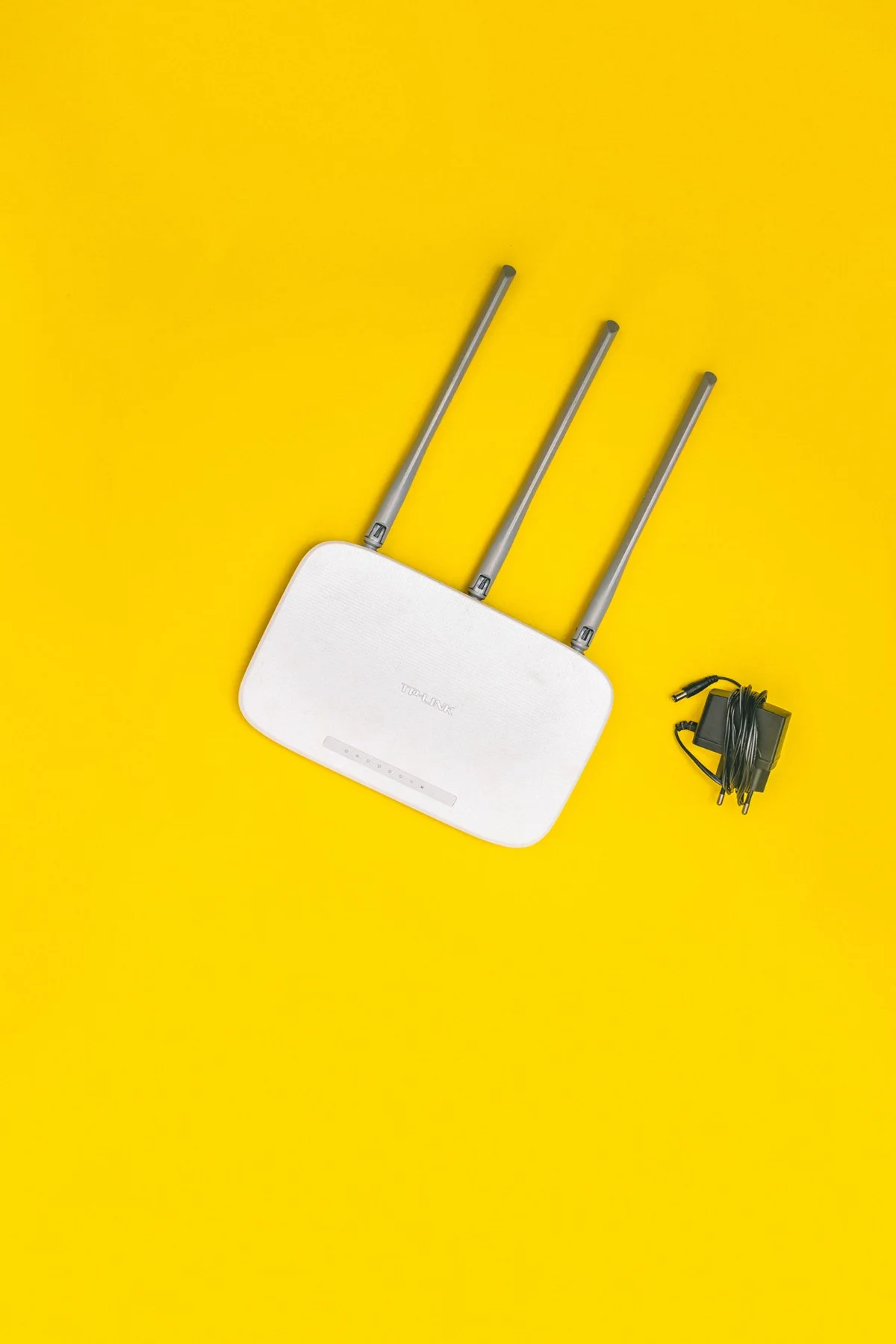 WLAN-Router mit Antennen und Kabeln