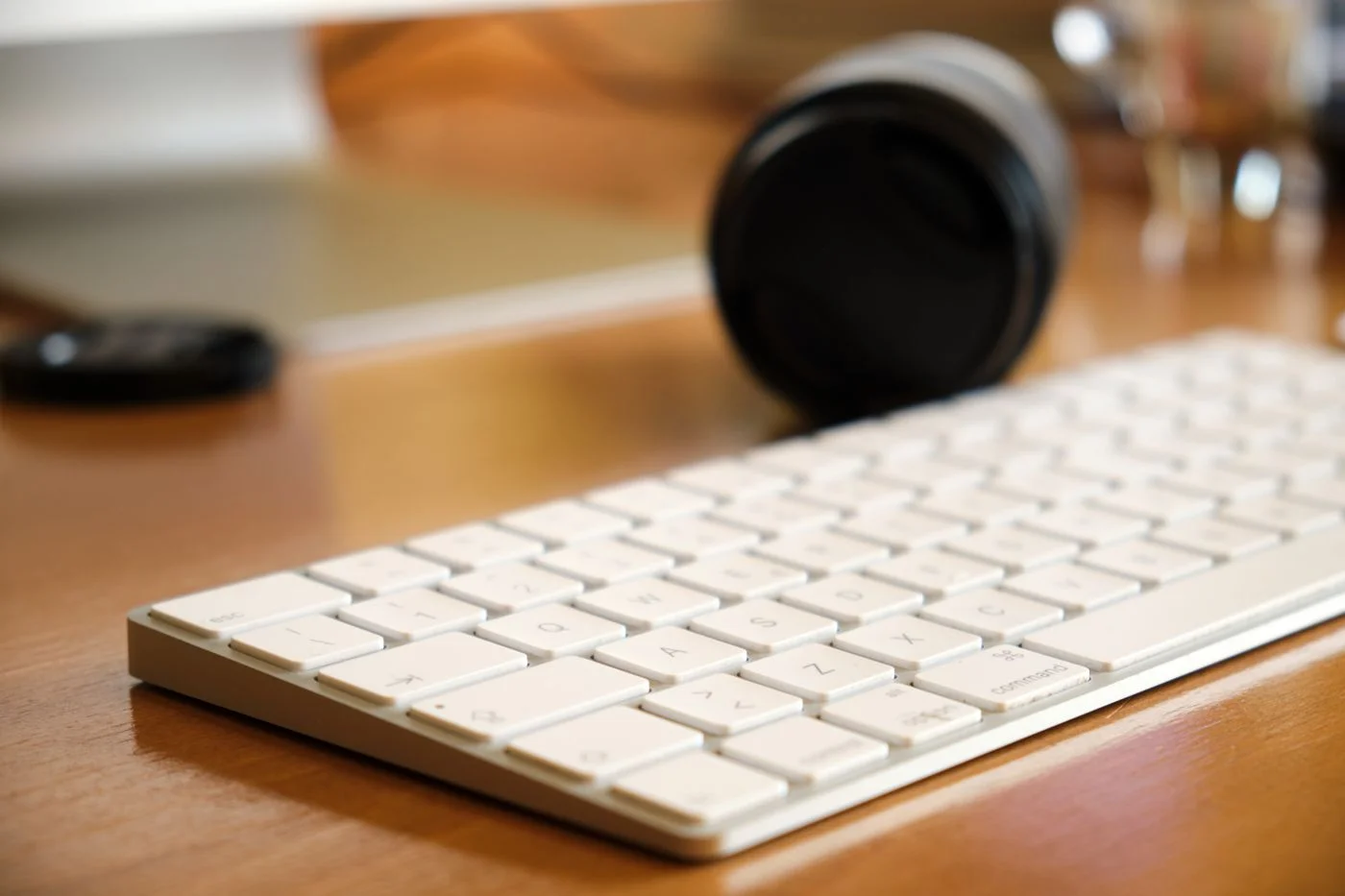 Weiße Tastatur auf einem Holzschreibtisch