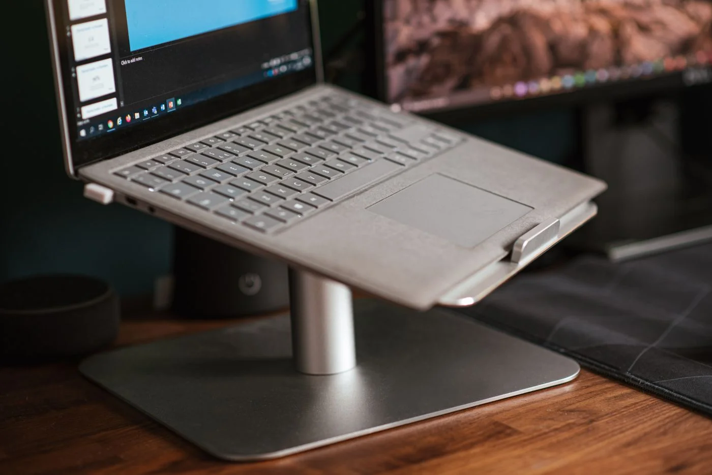 Laptop auf einem erhöhten Ständer
