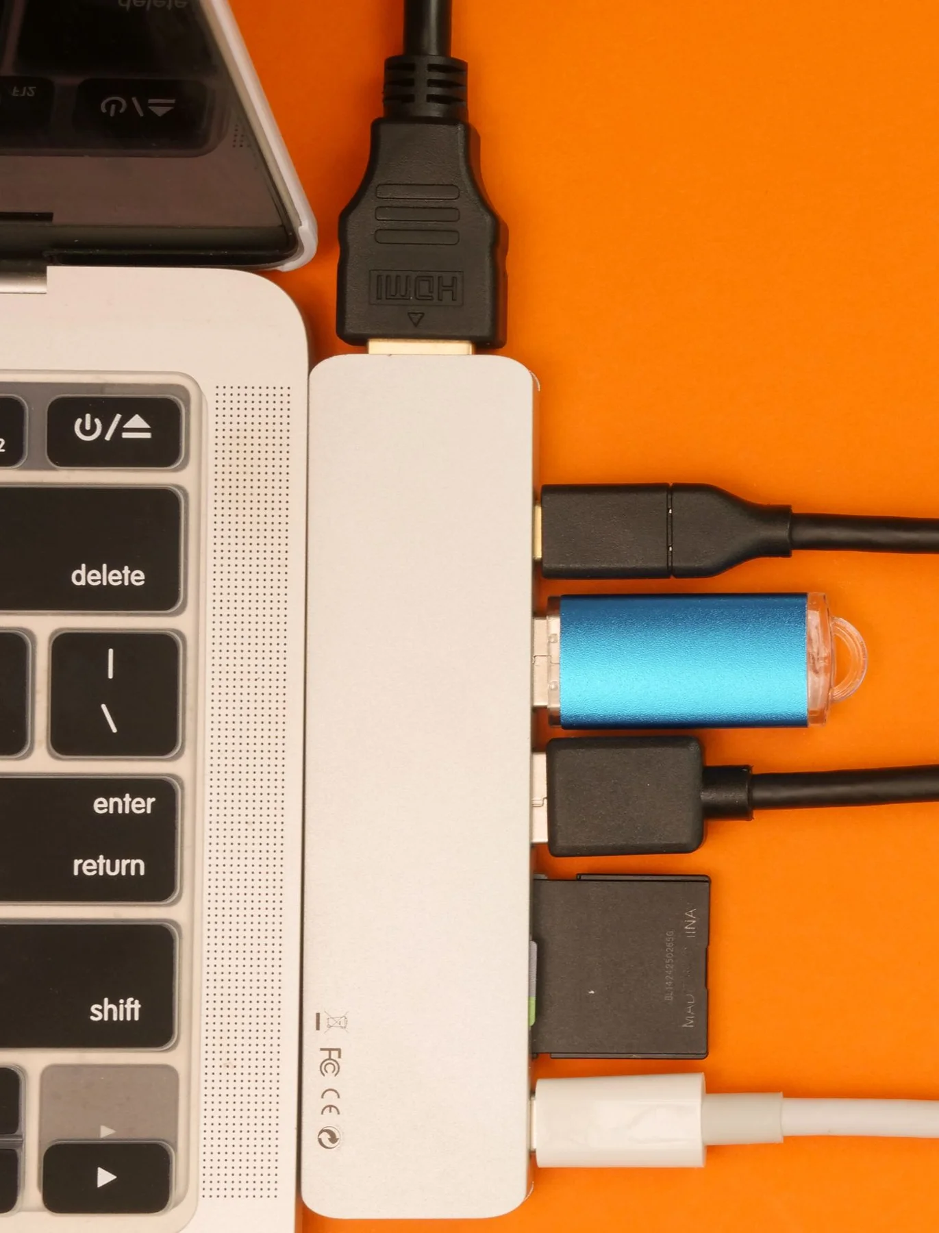USB-Adapter mit mehreren angeschlossenen Kabeln