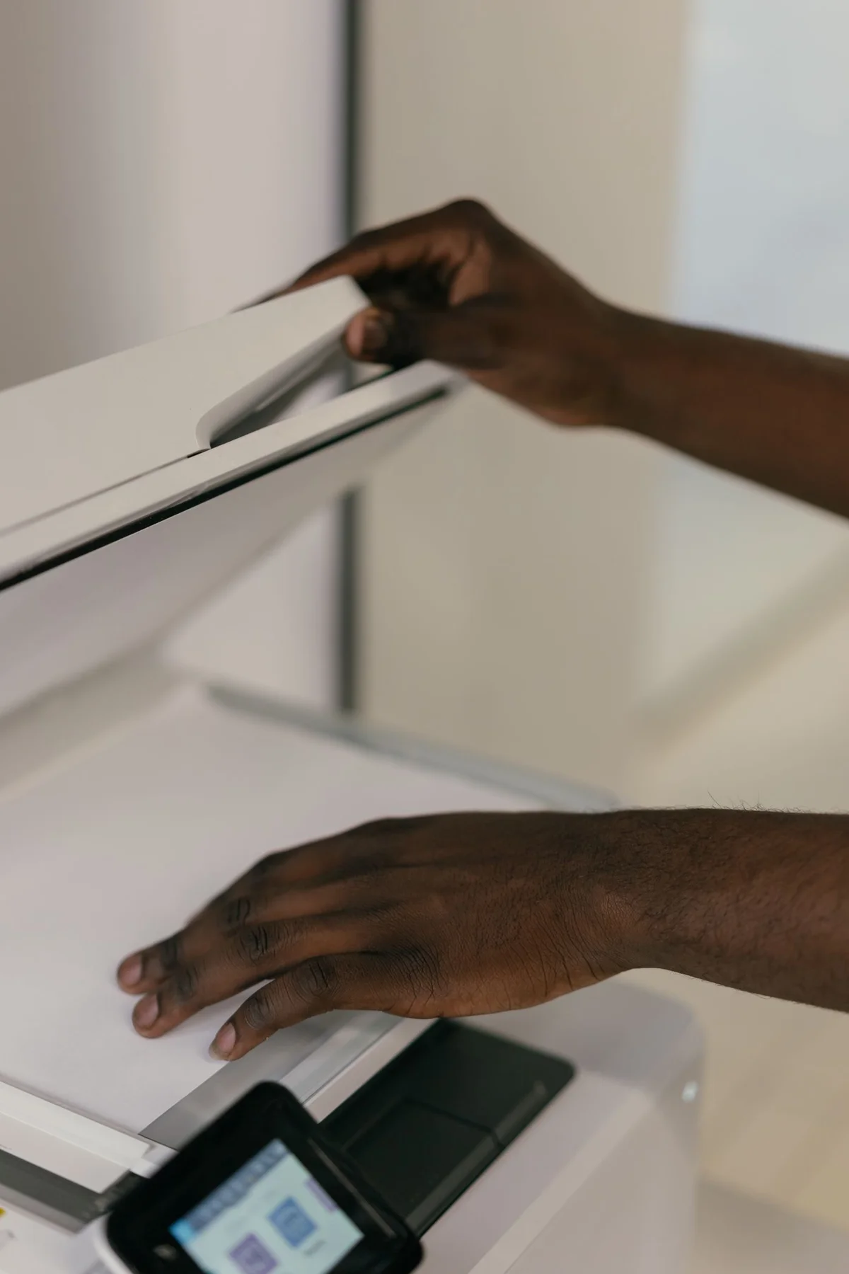 Ein Blatt wird auf einen Scanner gelegt