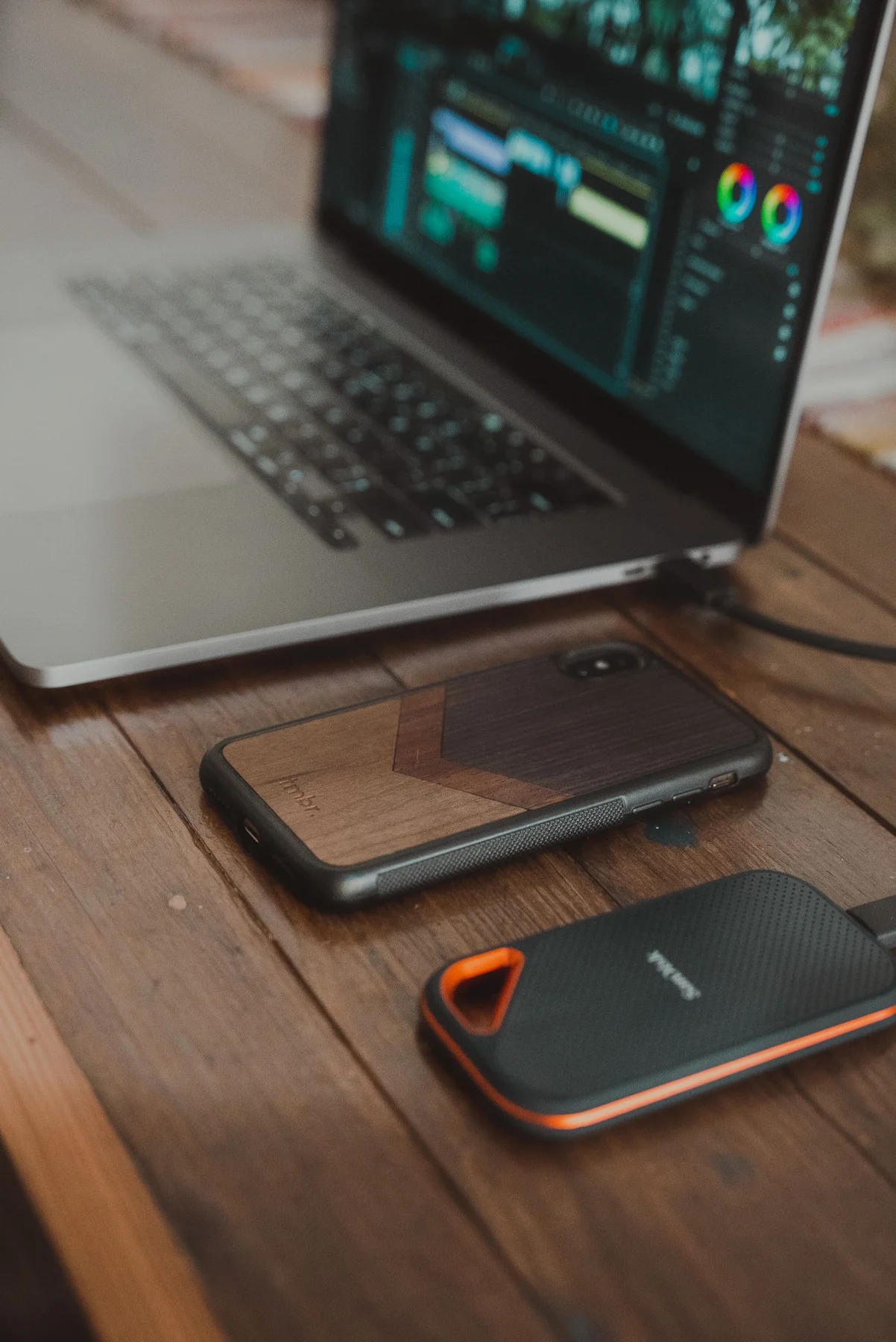 Laptop, Smartphone und mobiles Laufwerk auf einem Tisch