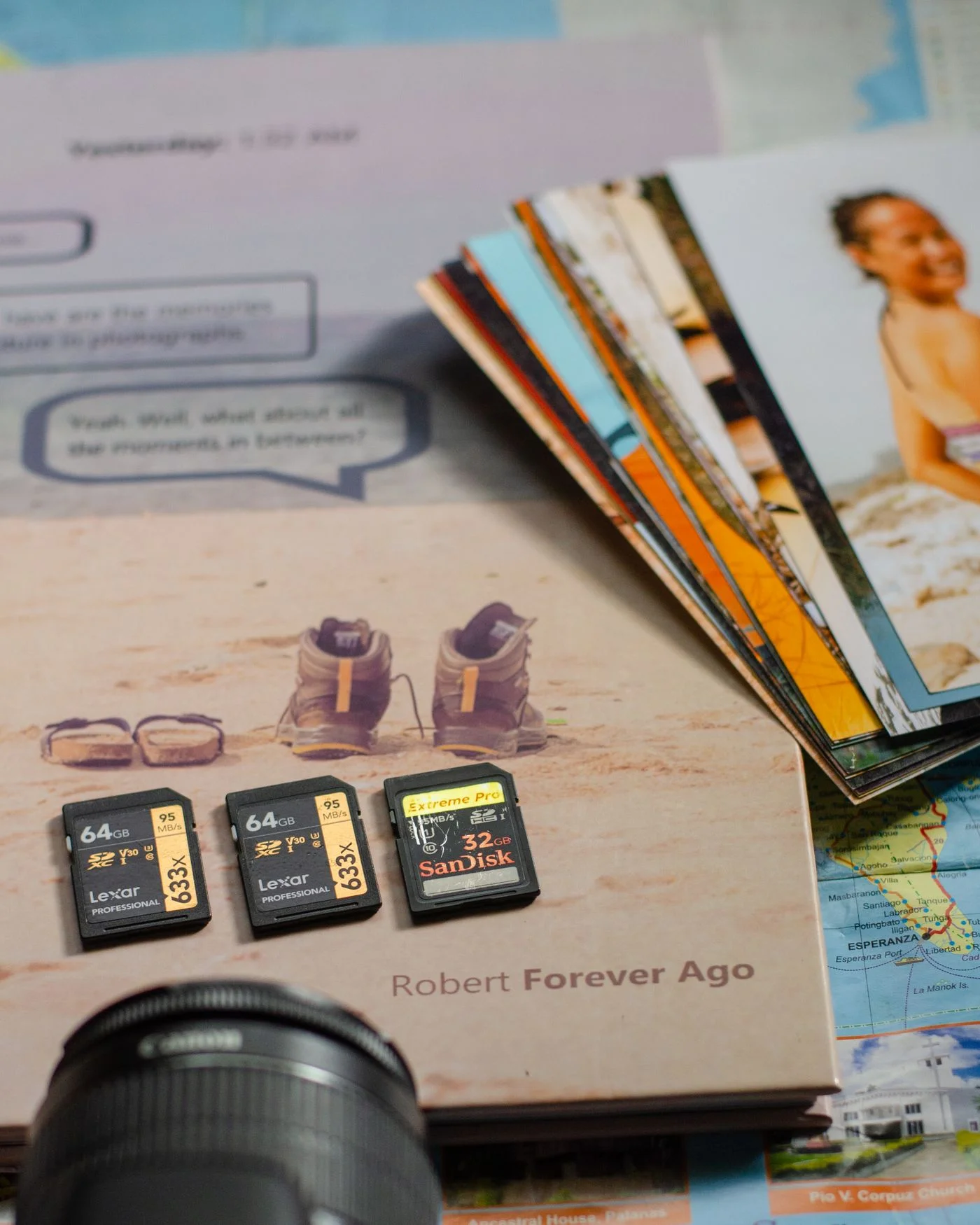 SD-Karten neben Fotoausrüstung