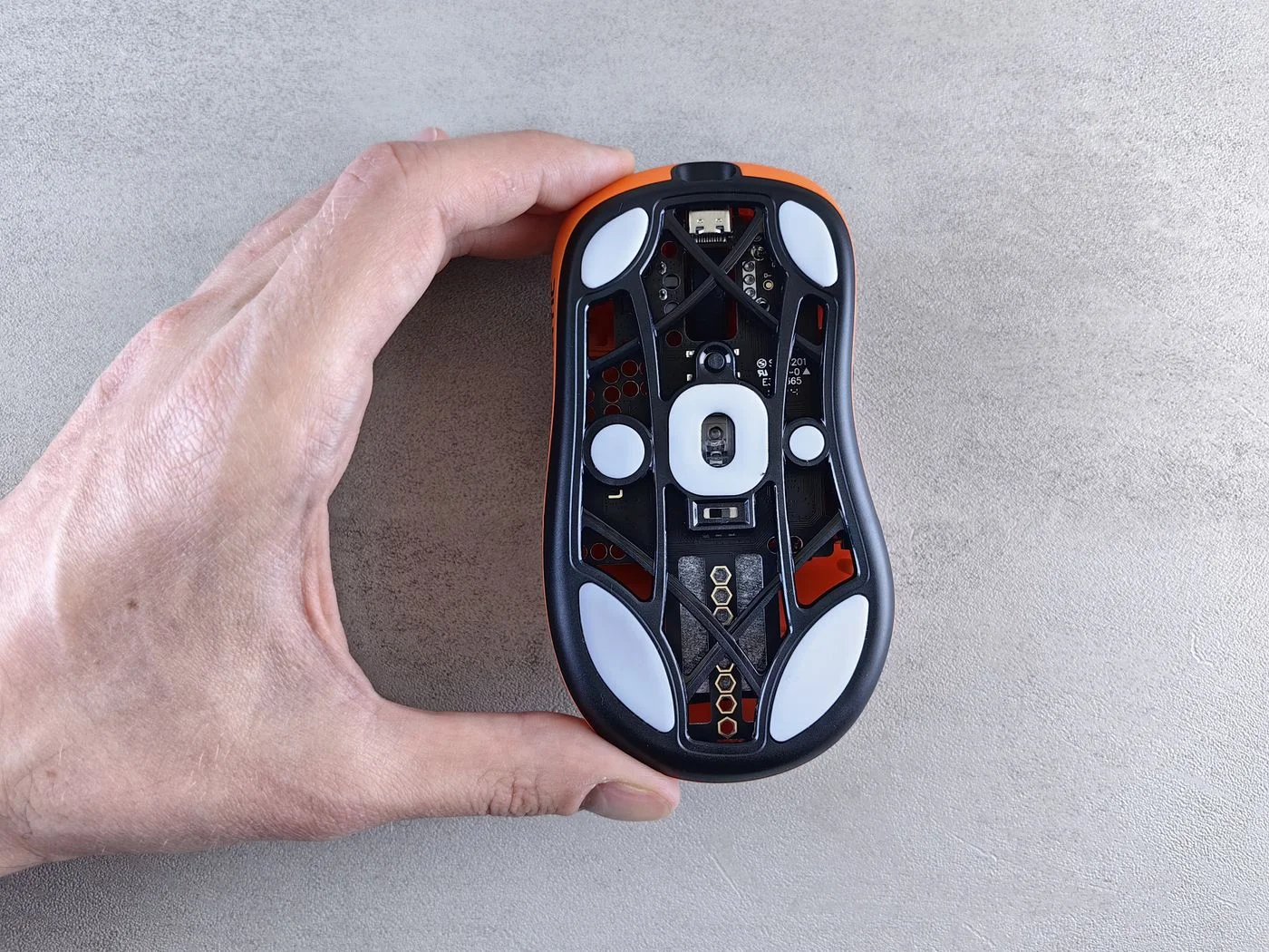 Unterseite einer Computermaus mit Sensor