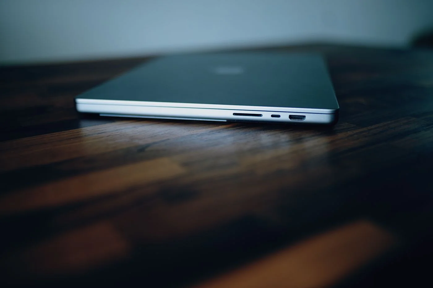 Anschlüsse an der Seite eines Laptops