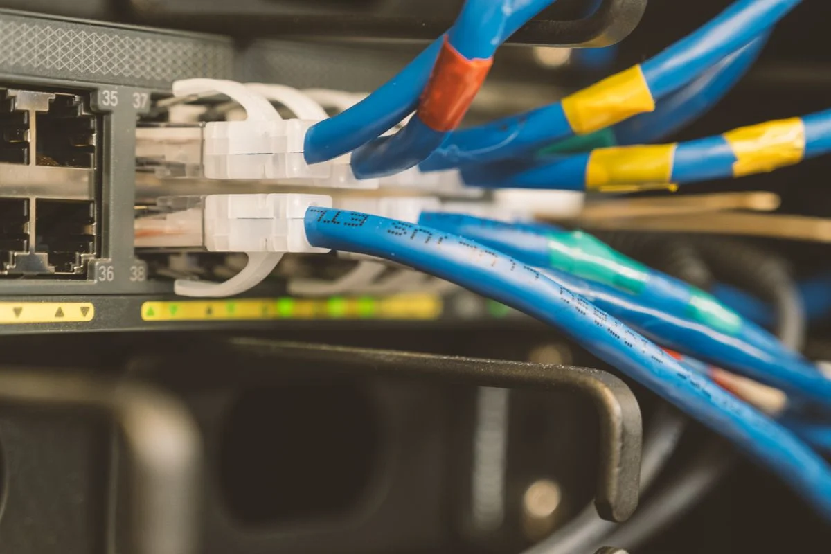 Ethernetkabel an Netzwerkanschlüssen