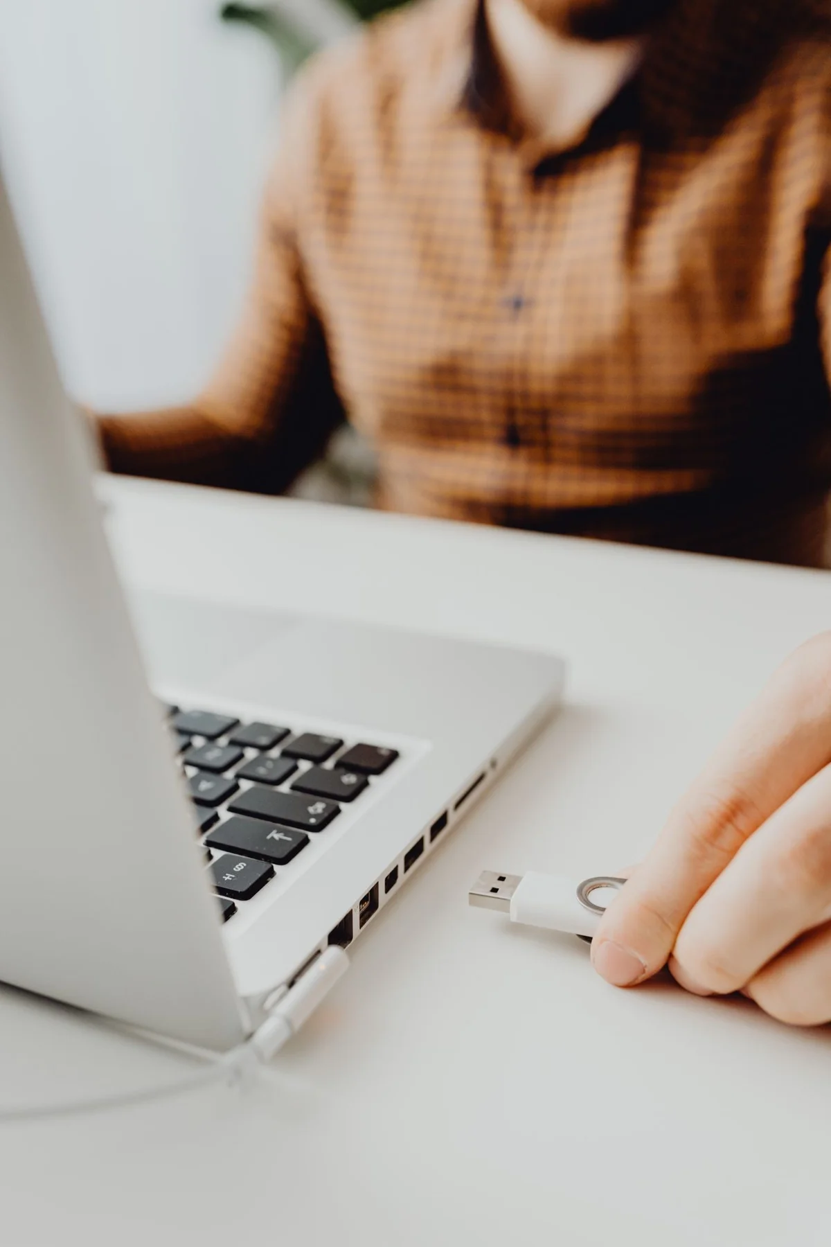 USB-Stick wird an einen Laptop angeschlossen