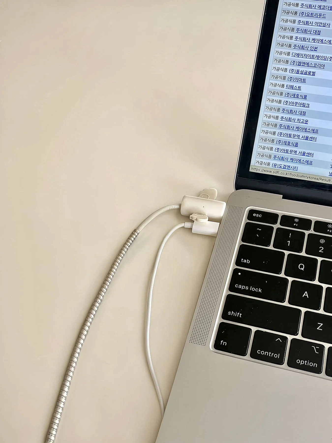 Ladekabel an einem Laptop